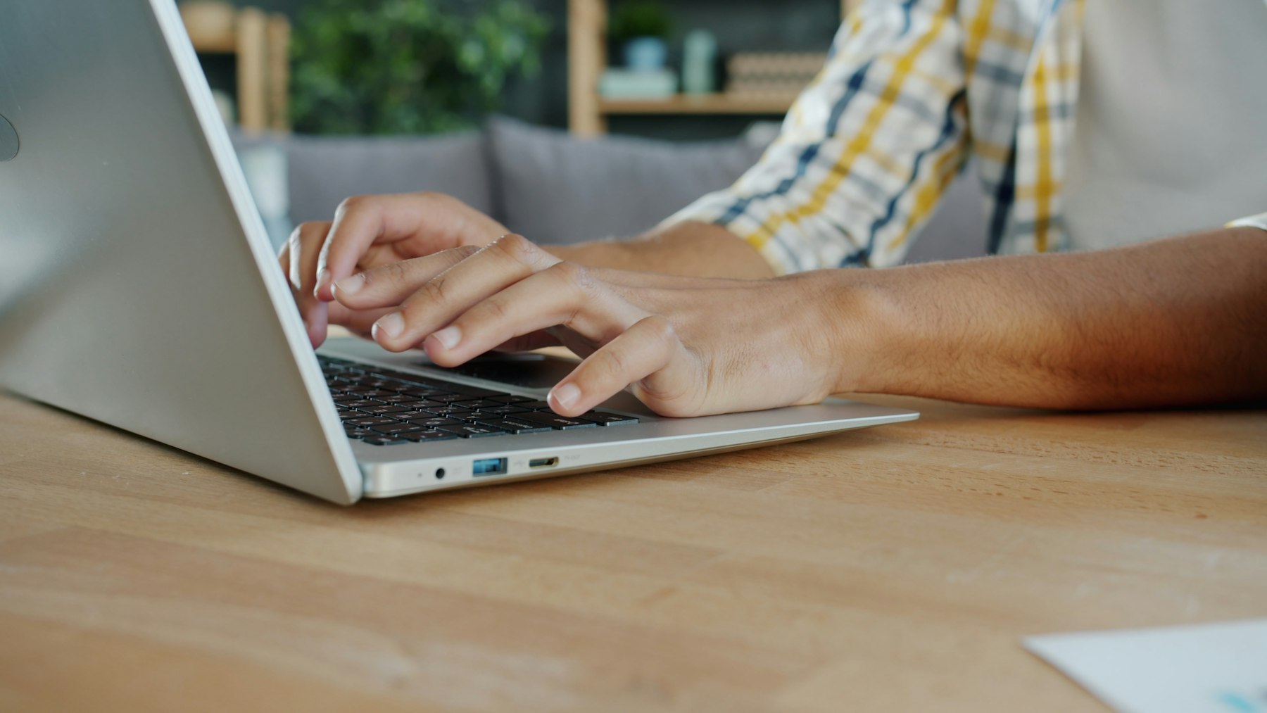 Mains sur le clavier d'un ordinateur portable